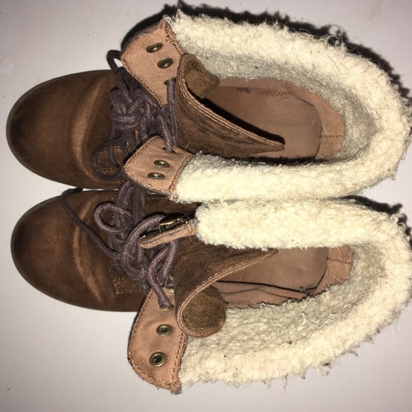 Brown fuzzy boots - Picture 2 of 5